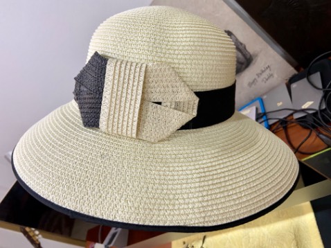 Nón đẹp. Chất liệu chắc chắn. Màu sắc dễ nhìn. Đáng mua. Nón hơi nặng.