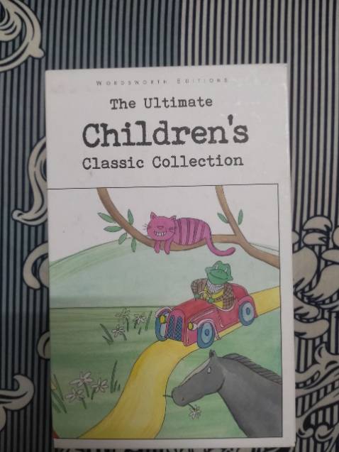 Đóng gói tốt, box set mới, cỡ chữ ở bản children classic thì to rõ, dễ đọc hơn bản adult classic. Mặc dù là children classic nhưng mà từ vựng hơi khó.