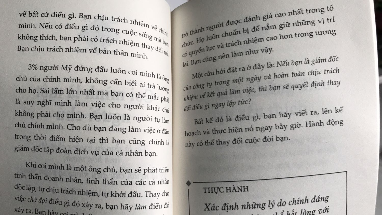 Hình thức: Sách lúc nhận vẫn còn bọc nilon; chất lượng giấy tạm ổn, có điều hơi nặng mùi giấy 1 tí

Nội dung: Chỉ gói gọn trong 21 nguyên tắc, tuy không mới, nhưng sách mang tới khá nhiều thông tin và luận điểm bổ ích tập trung vào What và How nhiều hơn. Cũng có dẫn ví dụ, nhưng không nhiều - có lẽ đây là điểm trừ với nhiều người vì cung cấp nội dung kiểu đọc nhanh, áp dụng liền.

Người đọc cũng cần tỉnh táo, vì cho dù Brian Tracy có là thánh thì ông viết cuốn sách này chắc cũng không có mục đích thỏa mãn nhiều người, dĩ hòa vi quý. Đôi khi đọc lại nghĩ tại sao ông này lại cực đoan như vậy, ví dụ khi khuyên đừng lãng phí thời gian thì khi đang làm việc, ai muốn tới bắt chuyện cũng phải từ chối, đừng tốn time vào dọn dẹp, tán gẫu. Thực tế làm được mới lạ, và cũng tùy hoàn cảnh. Tuy nhiên, theo ý mình thì đây là ý đồ của ổng, không phải là ổng không biết sẽ có nhiều ý kiến trái chiều, mà mục tiêu của cuốn sách này là như vậy - chính Brian cũng áp dụng 1 trong 21 nguyên tắc vào cuốn sách này, là tập trung vào 1 mục đích nhất định :)