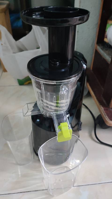 Máy dùng êm, vắt tương đối kiệt bả nha cả nhà. Dễ tháo lắp. Mình rất ưng bụng. Nhưng củ quả gì cứng nên cắt nhỏ chút thì ép ok hơn. Nên mua nha mọi người