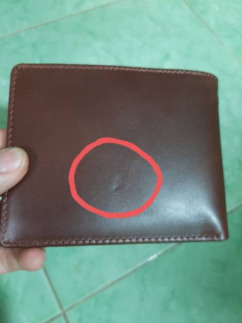 Sản phẩm bị lỗi kỹ thuật mọi mặt về chất lượng chung trên bề mặt sản phẩm với các lỗi đã được đánh dấu như trên hình. Không đáng mua một chút nào! Hàng kém chất lượng kèm nhiều lỗi vặt.