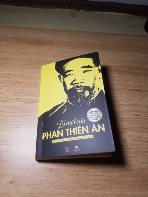 Mình có một vài lời nhận xét như sau.cuốn sánh đọc đoạn đầu kể về cậu bé thiên ân khá hay,cảm động và lôi cuốn nhưng đến phần những tờ kinh mình thấy tác giả viết khá là miên man thiếu trọng tâm.ví dụ tờ kinh số một nói về thói quen,muốn có thành công thì phải có những thói quen tốt,thấy tác giả viết khá dài nhưng chốt lại ý nghĩa chỉ có  từng đấy.với cách viết dùng quá nhiều từ hoa mĩ,bay bổng nhiều khi lại khiến người đọc khó hình dung và tập trung.theo cảm nhận mình thấy cuốn này cũng bình thường,ý kiến cá nhân.