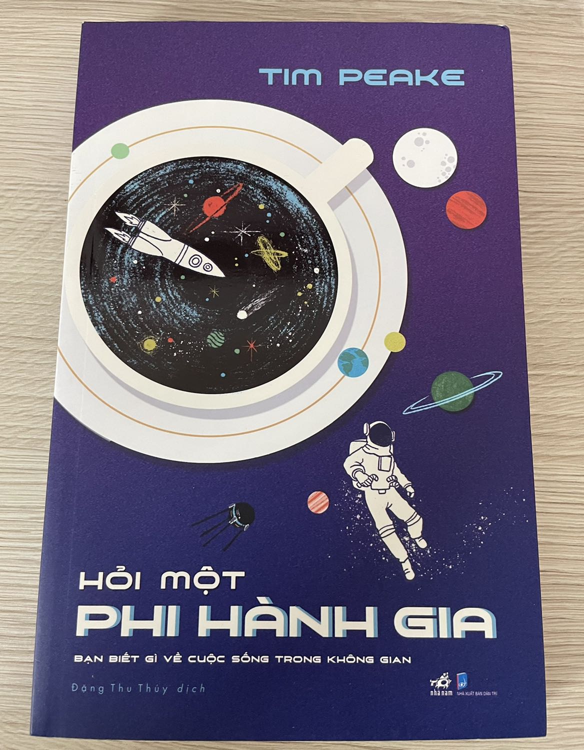 Tiki giao hàng nhanh, sách đẹp, nội dung cung cấp thêm kiến thức thực tế về các phi hành gia.