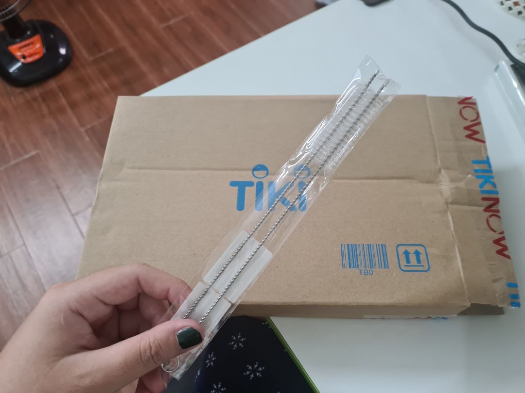 Môt sản phẩm dài 20cm, không dày, không quá bự mà TIKI cho cái hộp quá cồng kềnh, lãng phí

Xét về vấn đề môi trường và lãng phí thì mình sẽ chấm 1sao, vấn đề này mình đã đọc được từ phản hồi của rất nhiều khách, ở nhiều sản phẩm khác nhau, nhưng chưa thấy TIKI điều chỉnh

(Sản phẩm thì ok nhé)