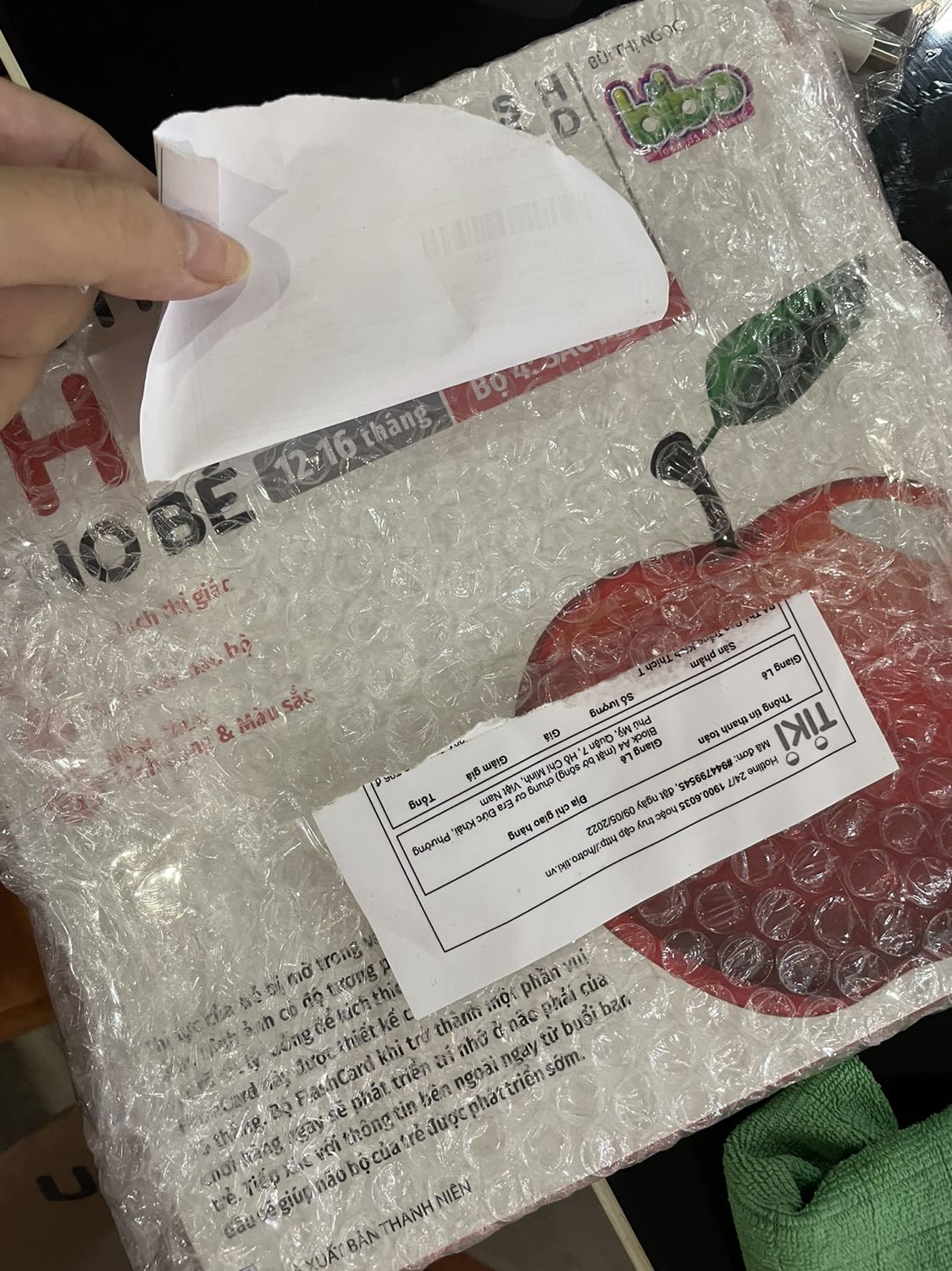 Sách màu sắc đẹp, vẽ đẹp nhưng mà vẽ đẹp & chi tiết quá nên đôi chỗ nhìn mấy con vật trong tranh hơi sợ. Truyện ngắn gọn. Hình ảnh của sách khác nha