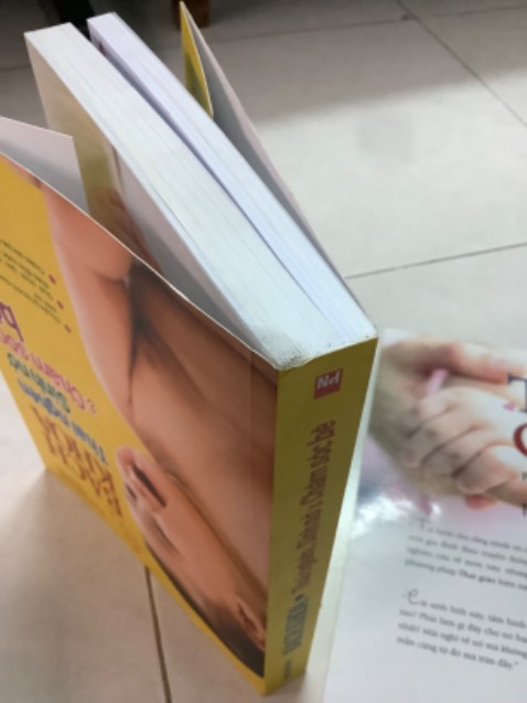 Chọn mua hàng của Tiki Trading nhưng không ngờ sách bị lỗi nhiều đến vậy! 
Gáy sách dính bẩn đen, bìa và vài trang đầu bị cấn rách, nhất là trang bìa bung keo rồi, keo gáy sách cũng rất mỏng, quyển này dễ bị rơi ra từng tờ!