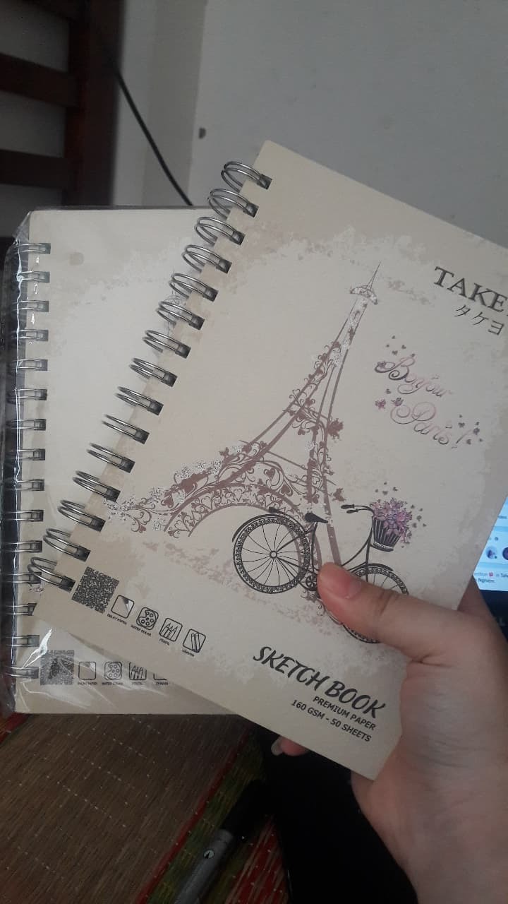Giao siêu nhanh, đăt tối hôm trước mà sáng hôm sau đã giao rùi, giấy thì siêu ưng, dùng màu marker mà không bị thấm tí nào. Vẽ doodle mà kiểu luệch nguệch cho vui như tui thì nên mua nha. 50 tờ mà có mỗi 26k/quyển, rẻ!