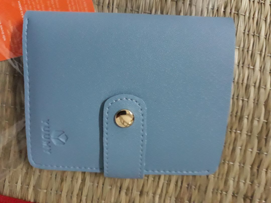 ví da nhỏ gọn, mềm, không có mùi da gây khó chịu.