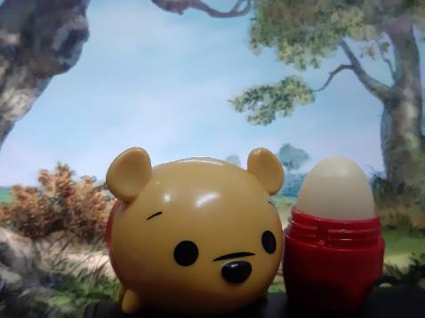 Son dưỡng ẩm tốt, có mùi Mật Ong thơm nhẹ. Lên môi sẽ có màu hơi hồng so với môi ban đầu (tùy môi của mỗi người ạ). Vị ngọt như kẹo, tạo hình đáng iu.
Giao hàng nhanh, chất lượng tốt, có tem chứng nhận, rất hài lòng ạ.