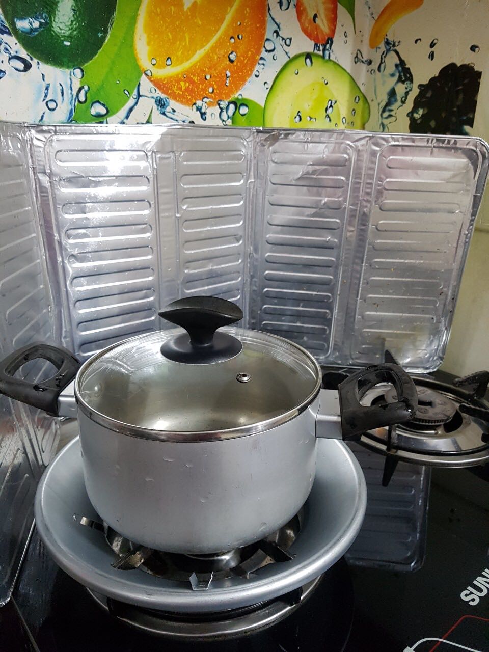 Sản phẩm chắc chắn , giống hình. Chắn được gió tạt lửa .mình mới đun 1 lần thấy chưa han gỉ. Nói chung hài lòng , tks shop