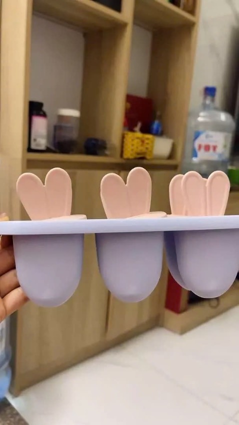 khay dễ thương lắm, thỉnh thoảng mình làm kem cho bé nhà mình, bạn ý thích lắm, hợp tác vô cùng, khay để ngăn lạnh nhiều mà không bị nứt vỡ, dễ dùng cũng dễ rửa sạch, khá ưng spham này