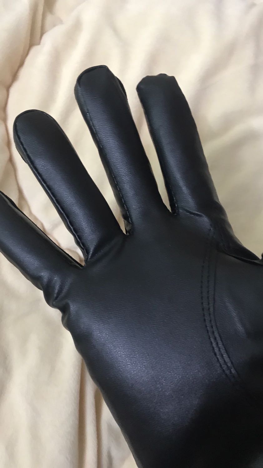 Găng tay da rất mềm. Độ co giãn cao, mặt bên trong có lớp lót lông đeo cảm giác êm tay và mềm mại. Hàng như mô tả cảm ứng điện thoại rất tốt. Đeo đi xe máy thì tiện lợi. Không sợ trời mưa. Đi mưa về lau cái là ok rồi. Sản phất tốt, ủng hộ shop 5 sao.