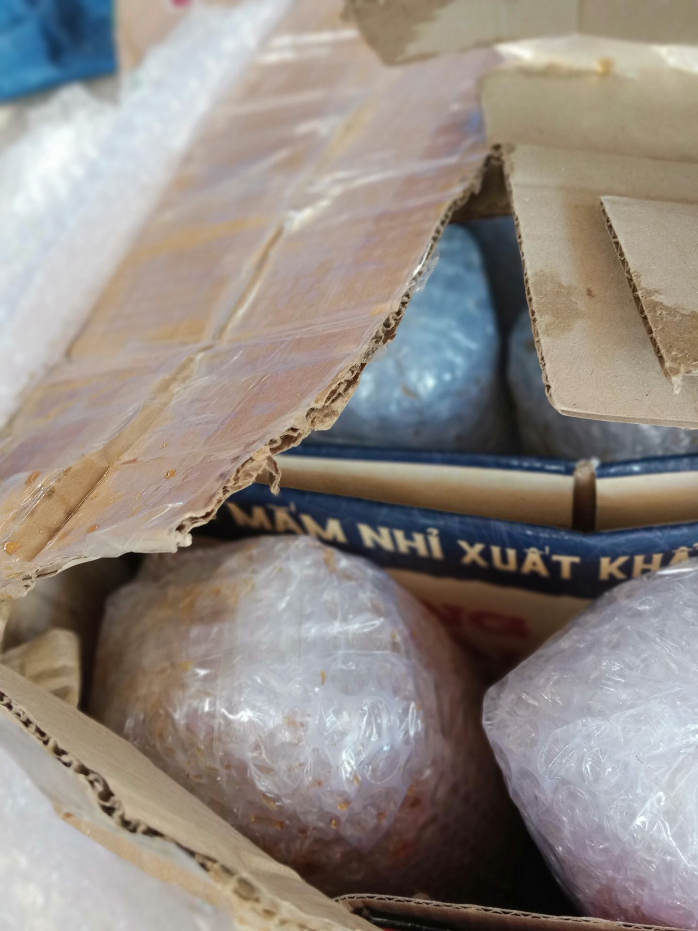 nước mắm chai thủy tinh nhưng đóng gói rất sơ sài, không hề có chữ hàng dễ vỡ. nhận được hàng mắm bể đổ ướt hết cả thùng thấm ra ngoài, nhắn tin hỏi shop giải quyết nhưng shop đọc tin nhắn ko trả lời. Khâu đóng gói và chăm sóc khách quá kém, còn chất lượng thì chưa biết vì còn để nguyên đó chưa khui ra