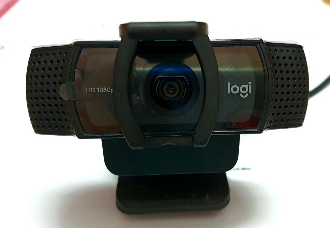 Webcam tích hợp micro rất tiện ích, mua webcam khỏi cần mua thêm micro. Hình ảnh sắc nét, âm thanh rõ.
