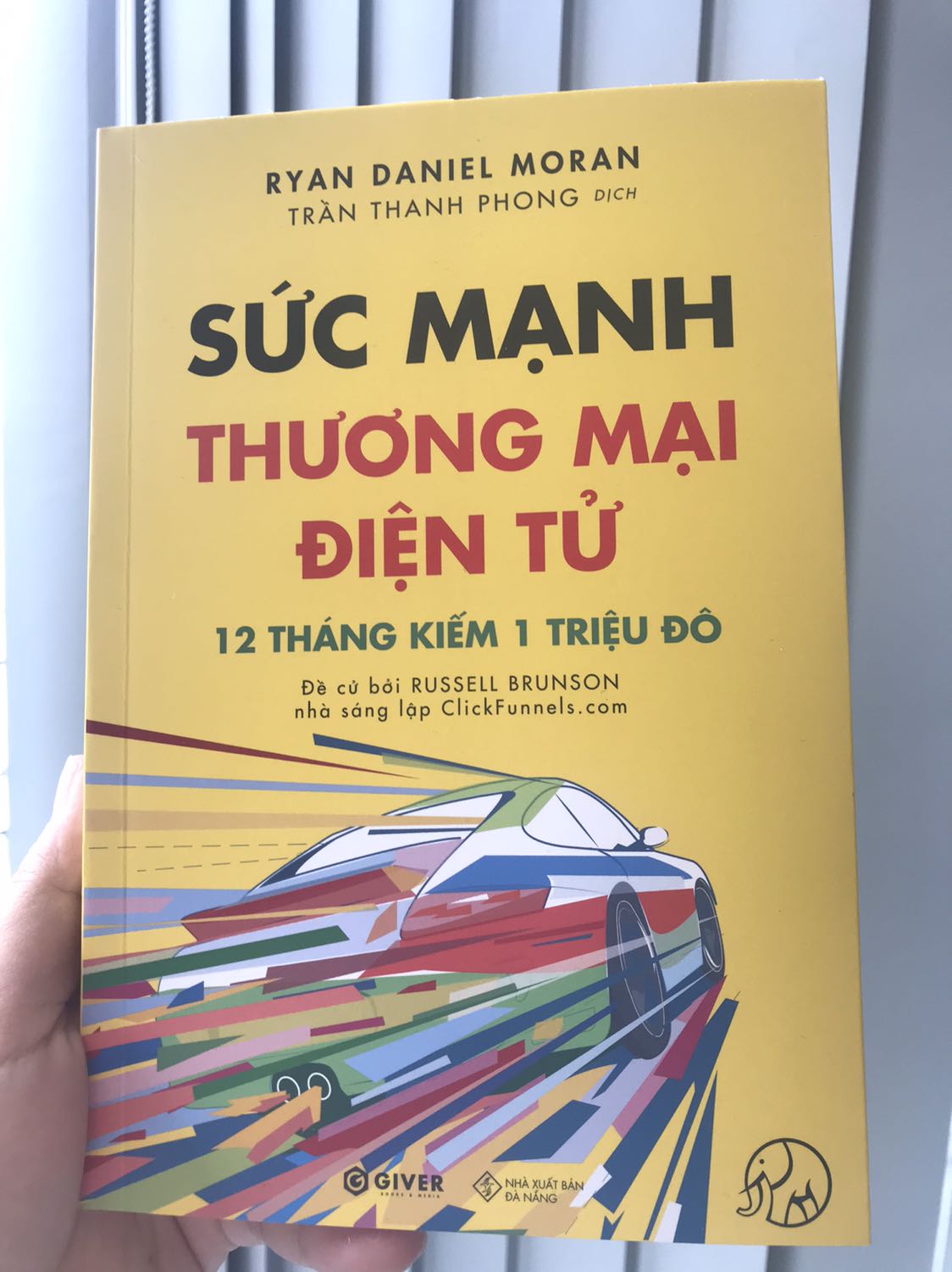 Cuốn sách hữu ích và đáng tiền mua cho những ai có dự định kinh doanh trên sàn thương mại điện tử. Mình rất thích tư duy phát triển thương hiệu mà tác giả truyền tải, đó là tập trung vào khách hàng hơn là tập trung vào sản phẩm. 
Tiki giao hàng rất nhanh, chỉ trong 1 ngày.