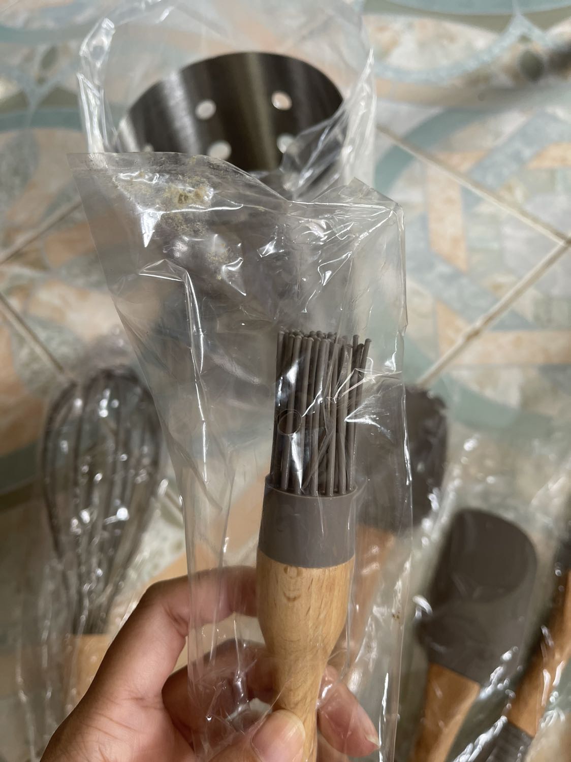 Cái chảo đóng gói sơ sài, chỉ có 1 lớp ni lông, ko có bao bọc chống sốc, nên cái chảo bị móp 2 bên, cái chảo bị móp nhìn khó chịu. 
Chảo còn bị trầy xước nữa. Do sale nên vậy, có đổi hàng được ko? 
Hộp dụng cụ có món bị mốc. Do sale nên vậy? 
Giao hàng đúng hẹn