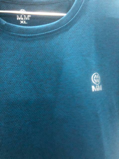 Cực kì hài lòng từ a - á luôn ạ, nhận hàng nhanh , hàng chính hãng nên đóng gói hộp rất xin sò và chuyên nghiệp luôn á, hộp bọc thêm lớp nilon bảo vệ hộp khỏi bụi, chất liệu áo sờ thì mềm mát, mặc không biết có thấm hút mồ hôi tốt ko ??, dùng thử đã . mua hàng shop nào cũng uy tín như này thì tốt,.