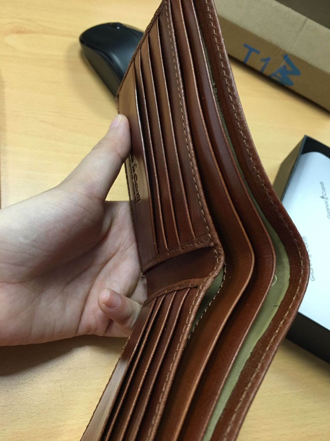 Nghe Thương hiệu Gianni Conti thì đủ biết chất lượng sẽ thế nào rồi. Ví rất đẹp, da mềm, thơm mùi da bò thuộc thảo mộc đúng chuẩn. Với mã giảm giá trên Tiki thì sản phẩm này là lựa chọn rất tuyệt vời.