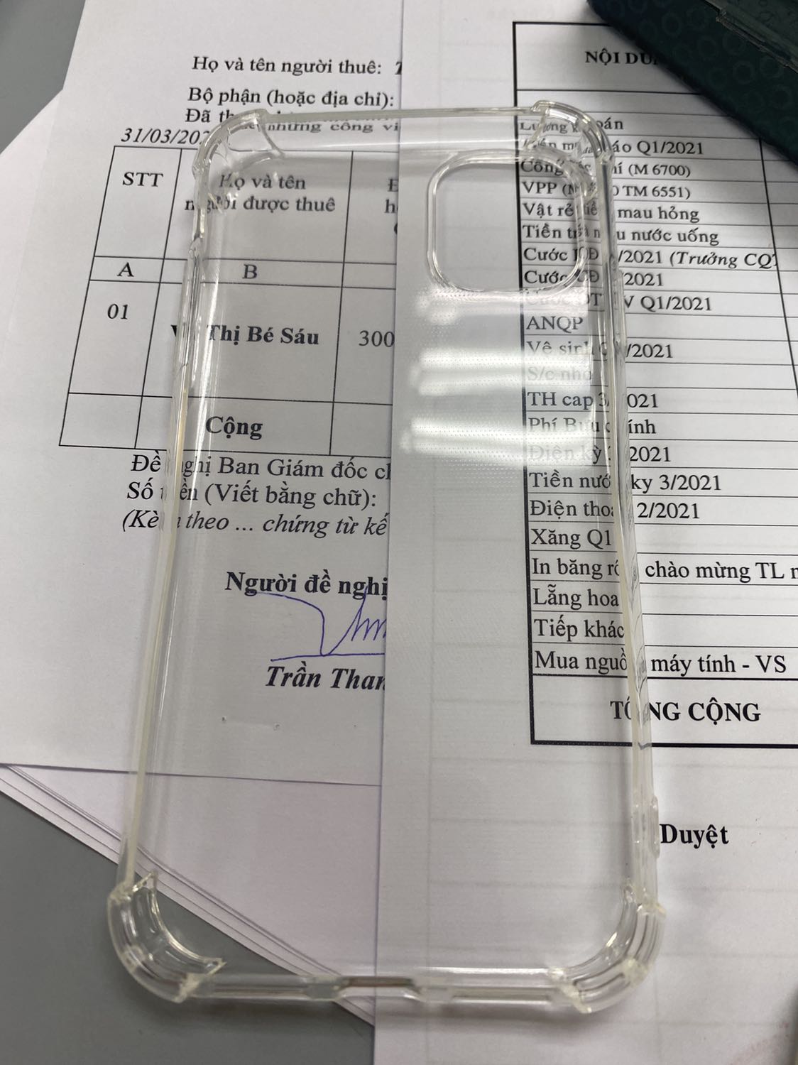 giao hàng rất nhanh, đóng gói of tiki thì khỏi chê, ốp chống sốc rất ư ok, khỏi cần dán kính cường lực j thêm, chỉ có điểm trừ là hơi cứng ở 4 góc ,khi tháo ra lắp vô hay bị trầy sơn ở 4 góc đt, kinh nghiệm là dán băng keo vào 4 góc để khỏi trầy đt