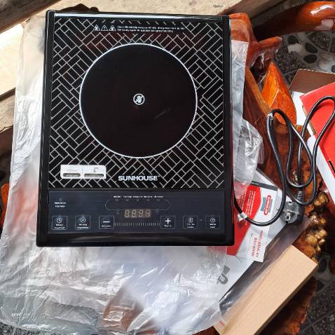 Phải quay lại đánh giá sau vài tháng dùng và bếp KHÔNG chạy được nữa. Cắm điện không lên. Không biết tại sao. Thực sự thất vọng.
Bếp nóng nhanh, lâu nguội. Sau khi tắt bếp quạt làm mát chạy khoảng 15p mới tắt và khi đó mình mới rút điện, theo mình thời gian này là khá lâu so với bếp từ mình từng dùng. 
Hi vọng dùng được lâu một chút, bếp cũ mình dùng cũng của sunhouse, xài được 3 năm và mình dùng thường xuyên.
Dịch vụ giao hàng của tiki siêu nhanh, 10đ luôn ạ. Phải quay lại đánh giá sau vài tháng dùng và bếp KHÔNG chạy được nữa. Cắm điện không lên. Không biết tại sao. Thực sự thất vọng.
Bếp nóng nhanh, lâu nguội. Sau khi tắt bếp quạt làm mát chạy khoảng 15p mới tắt và khi đó mình mới rút điện, theo mình thời gian này là khá lâu so với bếp từ mình từng dùng. 
Hi vọng dùng được lâu một chút, bếp cũ mình dùng cũng của sunhouse, xài được 3 năm và mình dùng thường xuyên.
Dịch vụ giao hàng của tiki siêu nhanh, 10đ luôn ạ.