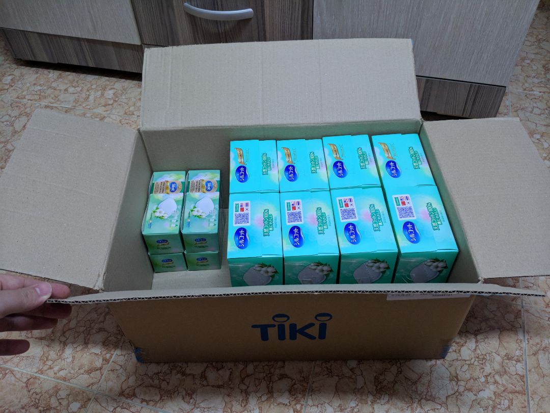 đợt khuyến mãi tặng kèm nên tranh thủ hốt. 
Ban đầu có mua silcot từ 1 nhà cung cấp khác thì hỡi ôi, giao tới thì tan nát vì họ chỉ bọc nilong. 
Còn Tiki lại khác, bỏ vào thùng hẳn hoi và chắc chắn nên khi giao tới sản phẩm còn nguyên vẹn và đủ số lượng tặng kèm. 
Còn bông silcot thì tốt lắm, dày, mịn, ko để lạo xơ bông sau khi dùng.