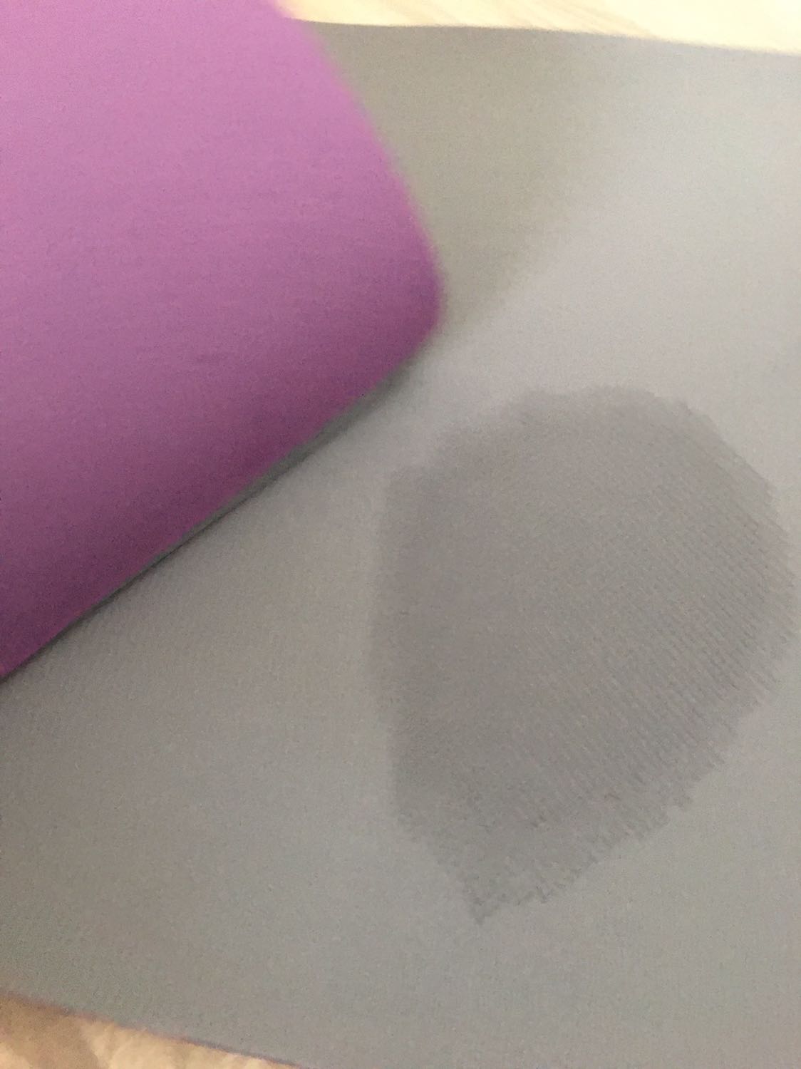 Lần đầu mua thì nhận được thảm rất ưng ý, mua tiếp tấm nữa cho người nhà cùng tập thì lại gặp sản phẩm lỗi:
- Hai lớp thảm không khớp nhau (xem ảnh)
- Trên thảm còn có vệt ố không hiểu là vì sao (xem ảnh)
- Cảm giác thảm khá cũ, xỉn màu (phải nhìn trực tiếp mới thấy rõ được)
Cho 2 sao vì Tiki giao hàng nhanh, nhưng chất lượng sản phẩm thì cần phải xem lại!