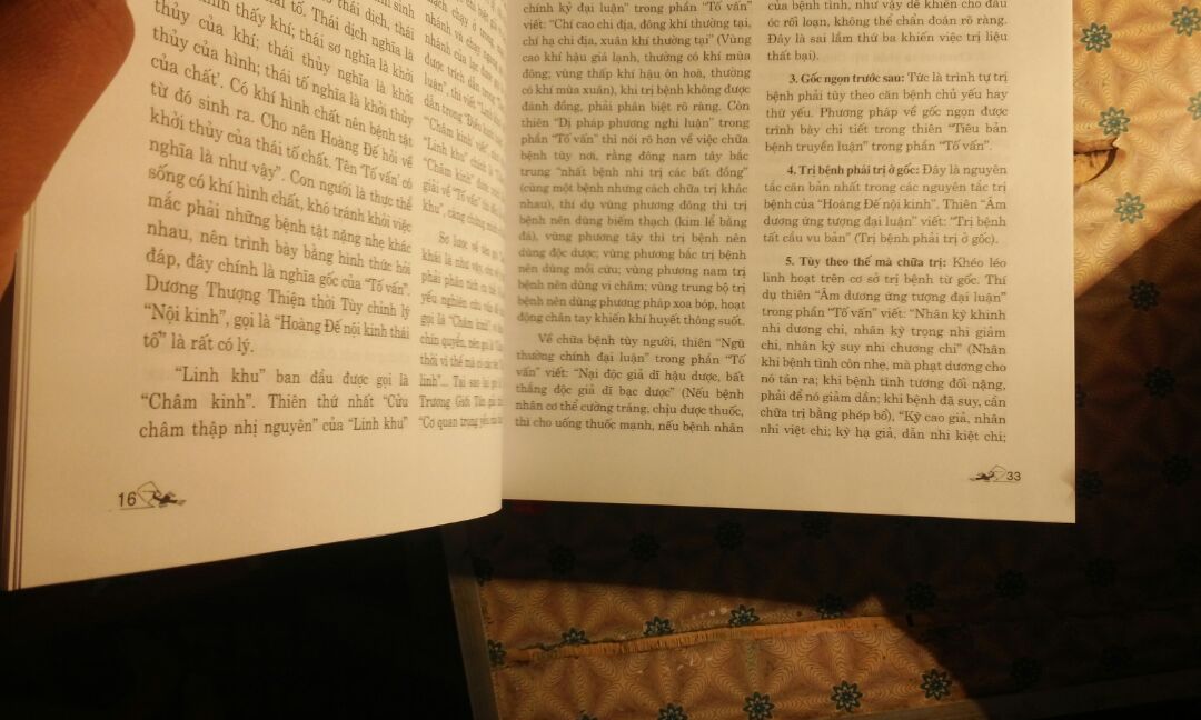 Mình đặt mua cả bộ Tố Vấn và Linh Khu. Về mặt ngoại quan rất OK. Tuy nhiên khi đọc sách Tố Vấn thấy thiếu từ trang 16 sang trang 33. Đây có thể do lỗi của nhà xuất bản. Mình đã điện ngay cho bên chăm sóc khách hàng của Tiki yêu cầu đổi quyển khác. Nhà sách chú ý giúp mình. Khi giao lại sách khác, kiểm tra trước xem có bị mất từ trang 16 đến 33 không nhé! Sau hẵng bọc và gửi. Xin cảm ơn!