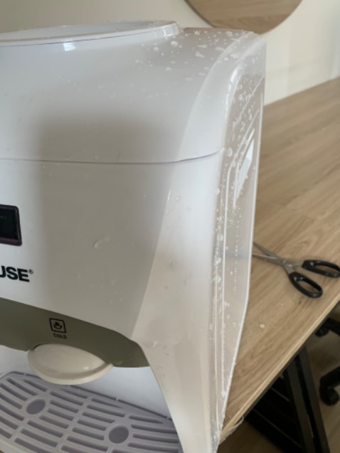 Mở thùng sản phẩm ra thấy ướt nhèm cả cái máy, decal dán thì thấy dơ và cũ.
Đã báo tiki và đang đợi xử lý