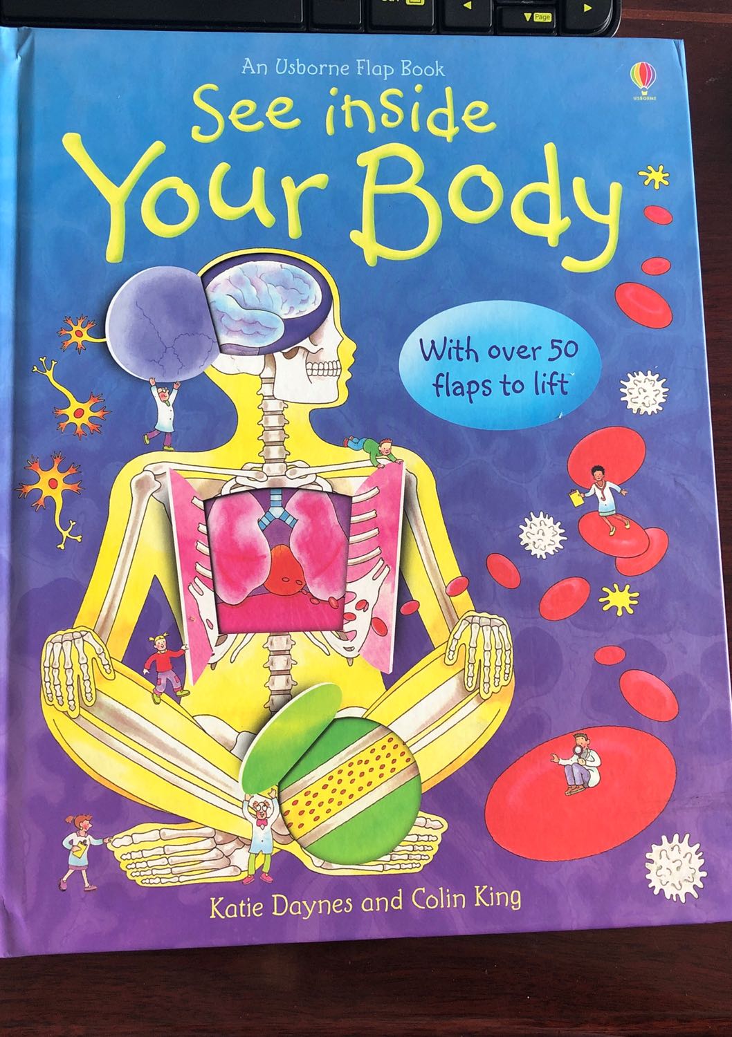 Sách mới, sạch sẽ. Hơi móp gây chút đỉnh nhưng loại bìa cứng này vốn hay vậy nên vẫn rất ok!
Sách đóng gói cẩn thận, vừa vặn, không lãng phí hộp giấy thừa.