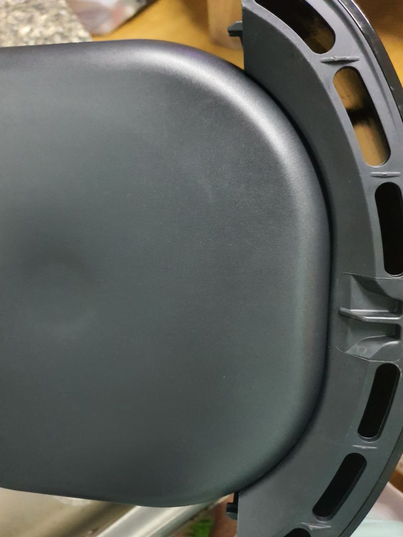 Mình có trả nghiệm tệ, về cả sản phẩm của Lock&Lock, lẫn dịch vụ của Tiki.
1. Sản phẩm (sp):
a. Đáy nồi có ốc bị rỉ (h1), thử thưởng tượng thức ăn dính phải
b. Ốc đó không kín. Dầu mỡ lúc nấu vô tình bắn vào, hay khi ngâm nước cho dể rửa, nước/dầu mỡ lọt qua ốc, men qua phần trung gian giữa mặt nồi & lớp nhựa giữ nhiệt (h2) - 2 phần này không tháo rời được, Vi khuẩn & cả kiến, côn trùng làm tổ ở đó. 
Bạn ăn có ngon khi miệng bát cơm mình toàn vi khuẩn?
Có up hình. Mọi người tham khảo trước khi mua sp.
Mọi thứ sẽ êm đềm, nếu Lock&Lock chịu lắng nghe, kiểm tra kỹ sp khi trả lời KH. Cuối cùng, 1 nhãn hiệu (hoặc người kiểm duyệt) bảo thủ thì khách hàng là người chịu thiệt. (Ảnh biên nhận) 

2. Dịch vụ Tiki:
Từ lúc mình nhận hàng: 10/10. Tới lúc trả sp nhờ kiểm tra. Tới nay mới nhận được để xem lại. Gần 1 tháng, mới dùng sp được 3 ngày.
c. Chậm: gần 1 tháng giải quyết. Chưa kể giờ bắt đầu yêu cầu hoàn tiền - không biết có sang năm sau không?! - giờ mình mất tin tưởng.
d. Không đưa đủ thông tin: gọi tổng đài 4 5 cuộc hỏi khi nào có kết quả, khi có rồi thì khi nào nhận dc lại hàng... tổng đài cũng ko trả lời được. 

Mình viết với tinh thần góp ý, cầu thị. Tiki hỗ trợ giải quyết nhanh hoàn tiền để mình mua sp khác. Cảm ơn nhiều,