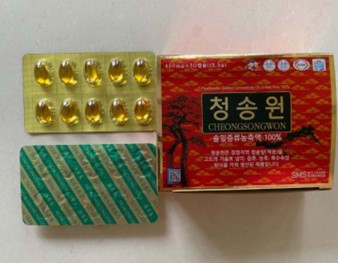 Nguồn gốc sản phẩm không rõ ràng (không có thông tin đơn vị nhập hàng). 
Khi đốt sản phẩm không cháy mạnh mẽ, đồng thời mùi tinh dầu thông không đậm rõ ràng khi so sánh với một số loại tinh dầu thông đỏ nhập khẩu chính thức (tinh dầu thông đỏ bán ở nhà thuốc Long Châu FPT, tinh dầu thông đỏ nhập khẩu bởi JM Group Co. ở Thủ Đức, Tp. Hồ Chí Minh)