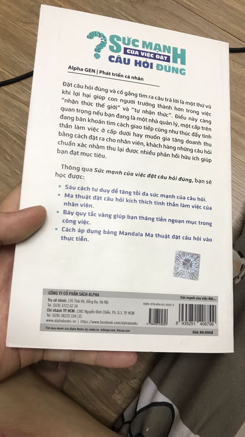 Nội dung chưa đọc nên mình chưa bàn đến. Về bề ngoài, khi nhận hàng sách không được bao bọc nilong bên ngoài, bìa nhìn cũ.
