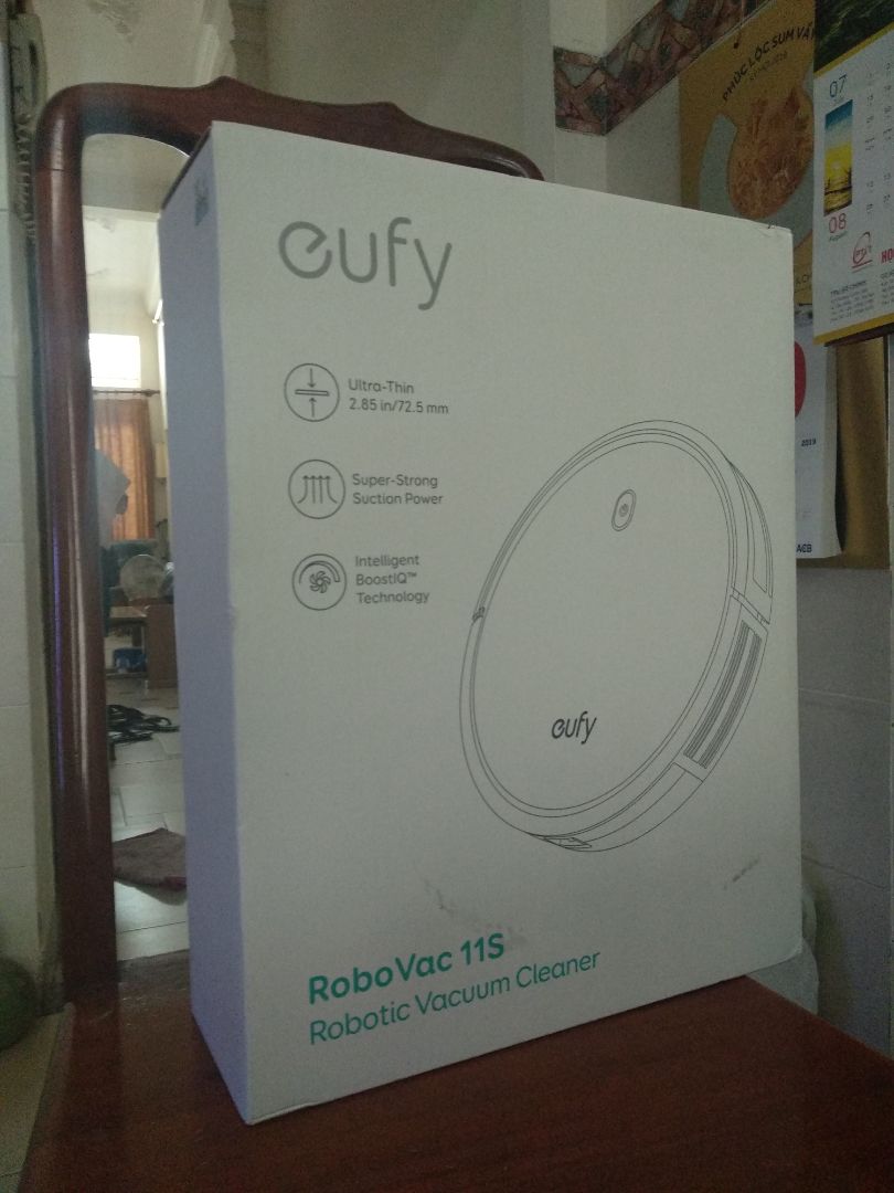 Ưu: Máy chạy êm, hút rất sạch, pin lâu hết, dễ dàng vệ sinh, tự né cầu thang, có thể leo lề dưới 2cm... Nhược điểm: Máy chạy theo lộ trình ngẫu nhiên (auto) nên thời gian hoạt động khá lâu, chổi quét lông mềm quá nhanh xuống cấp, dễ leo lên chân quạt đứng gây mắc kẹt (cái này không hẳn là nhược điểm). Kết luận: Nên mua