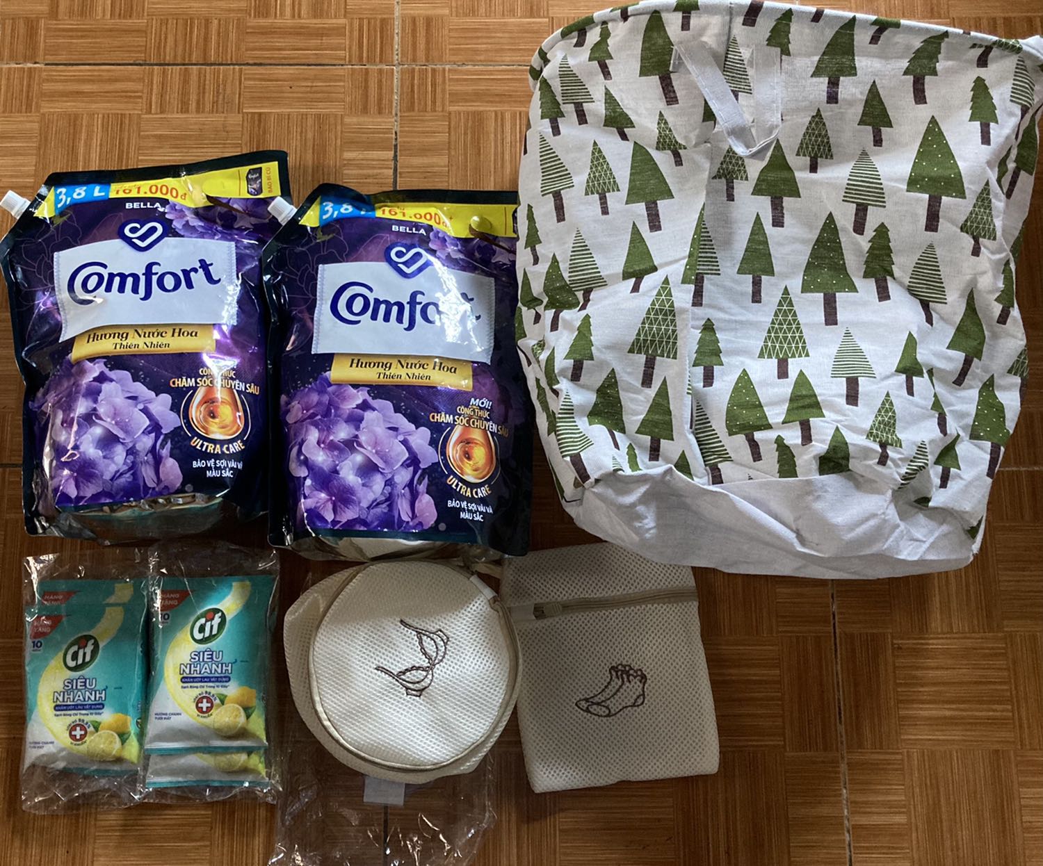 Bình thường nhà mình vẫn dùng nước xả vải Bella của Comfort. Đợt này Tiki giảm giá nhiều và có nhiều quà tặng nên mình đặt Tiki thay vì mua ở siêu thị. Tiki giao hàng chỉ sau 1 ngày mặc dù nhà mình ở tỉnh. Rất hài lòng với dịch vụ của Tiki