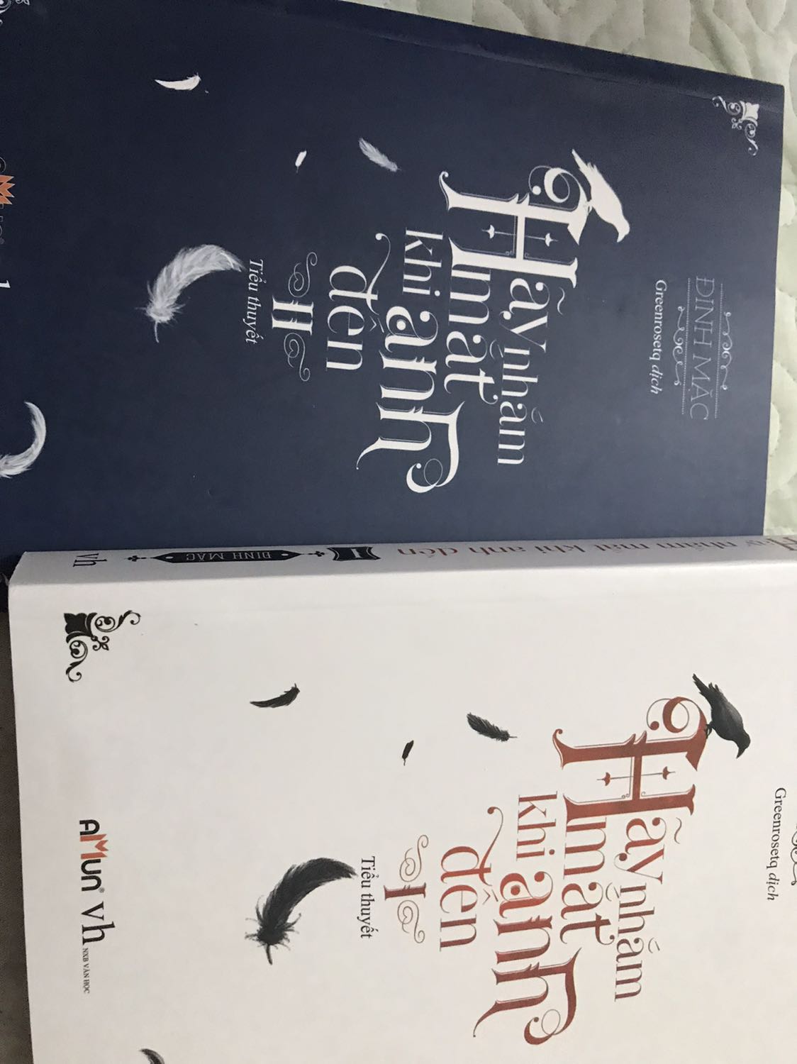 Phần rìa sách bị quăn, tuy nhỏ nhưng nhiều chỗ nên mình hơi xót chút, nhưng tổng thể còn mới nên nhìn chung vẫn ok ạ! Nội dung truyện thì hợp gu mình nên đỉnh khỏi bàn rồi >~< Ship siêu nhanh, order hqua hnay đã có rồi, nghe nói cuốn mình mua là cuốn bán lẻ cuối cùng ở thời điểm htai :”> nên thấy hơi đặc biệt, hơi vui vuii hjj