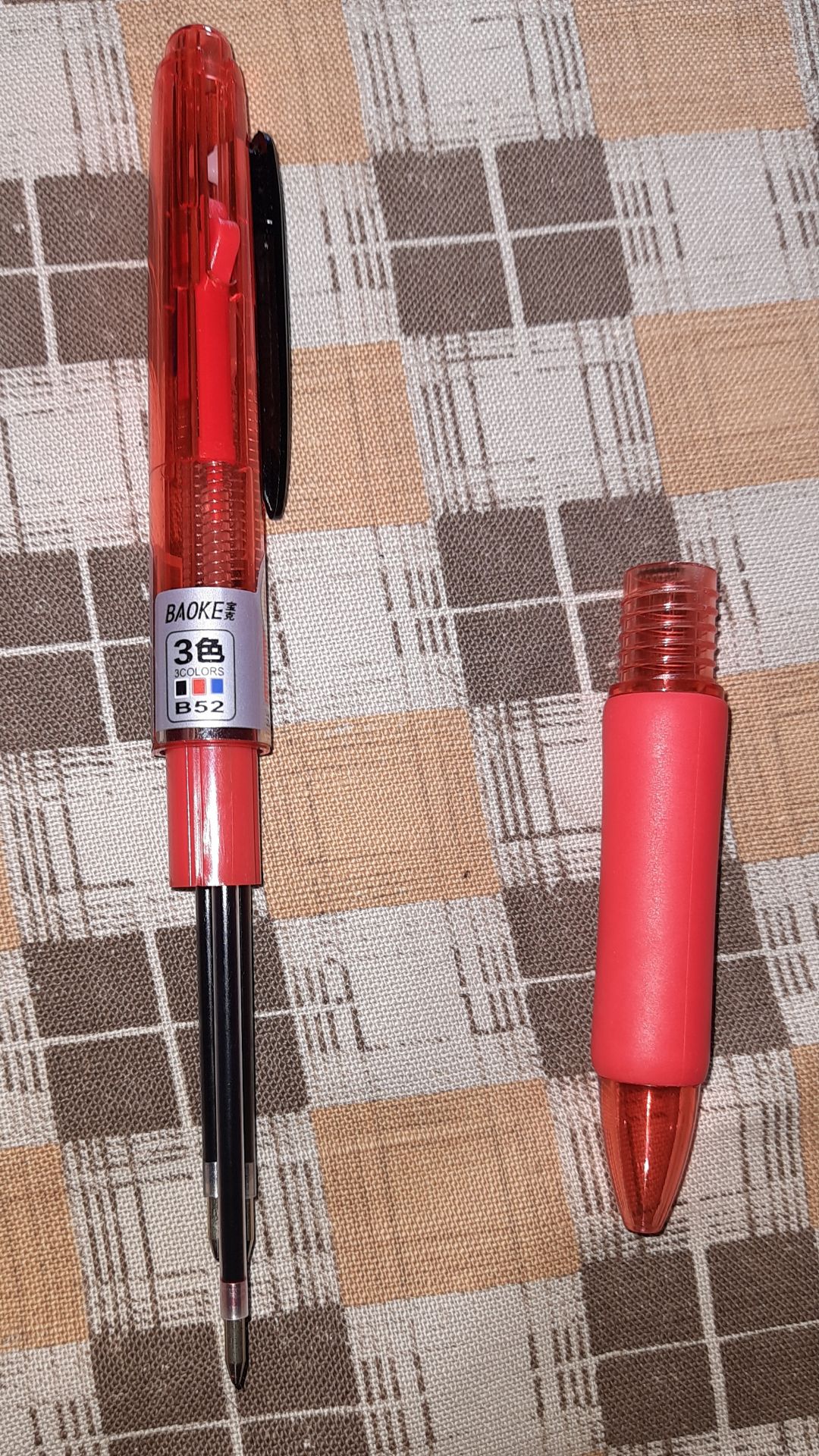 Thông tin không đúng!
Trên website ghi là viết 4 ngòi (4 màu) nhưng thực tế thiết kế này chỉ có 3 ngòi (3 màu: xanh dương, đen, đỏ đậm). Màu sắc hơi tối, ko được tươi lắm, nhưng ưu điểm là có bọc nhựa ở đầu mỗi ngòi viết, đầu viết trơn, đều, ko bị đứt quãng. Vì tôi định mua viết 4 màu khác nhau để đánh dấu, nên tuy hơi bực mình vì Tiki đăng thông tin ko chính xác, nhưng vì cây viết cũng khá dễ thương nên thôi nhận luôn *,*
Đề nghị Tiki cẩn trọng hơn trong việc ghi chú thông tin hàng hóa để tránh gây nhầm lẫn cho khách hàng. Xin cảm ơn.