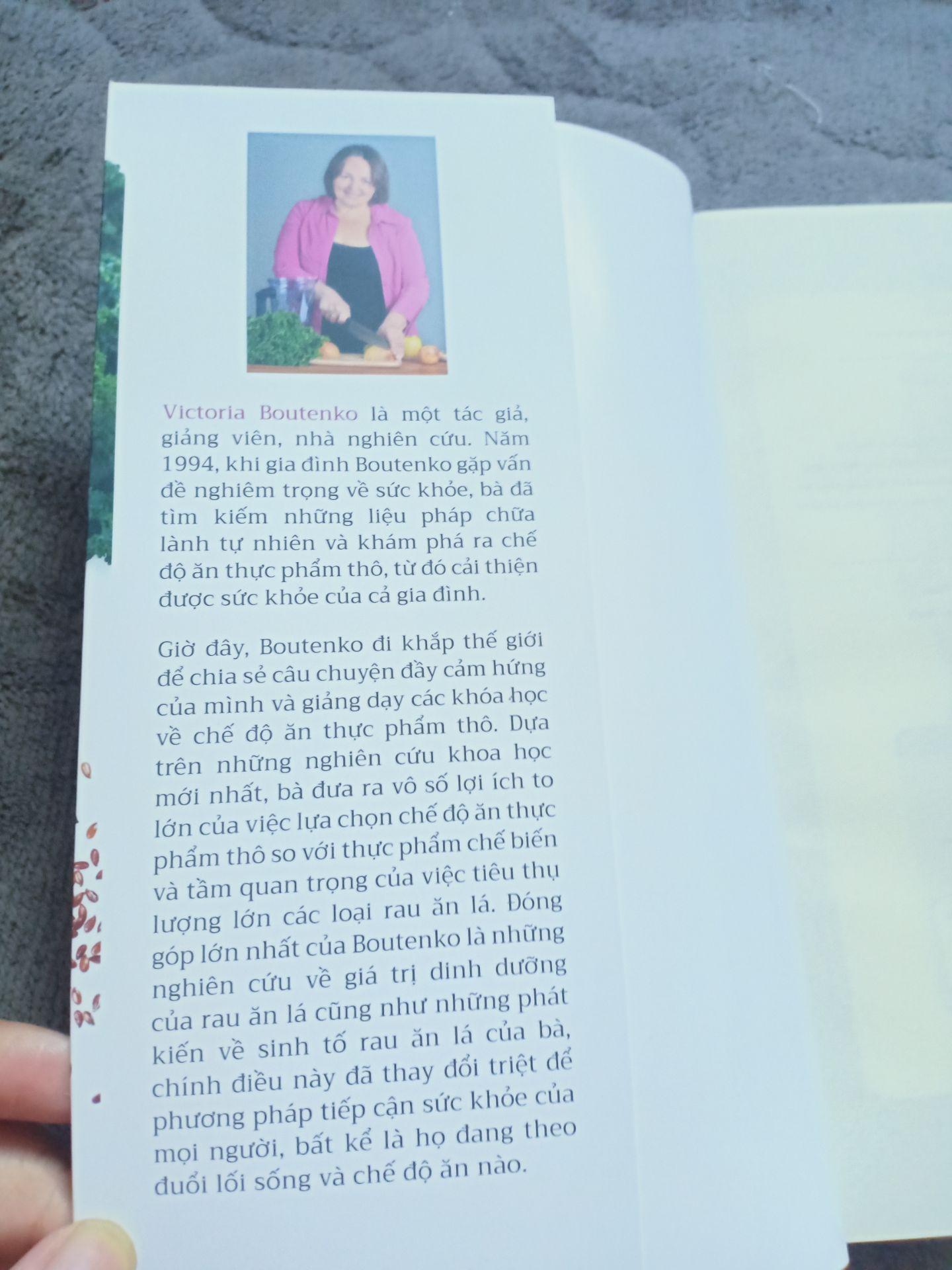 Sách của tiến sĩ nên hơi nghiêng về phân tích khoa học nha. Cuối sách có một số công thức sinh tố, pudding trái cây, rau xanh.... Giấy in màu vàng tối. Mua lâu rồi nhưng quên đánh giá sản phẩm.