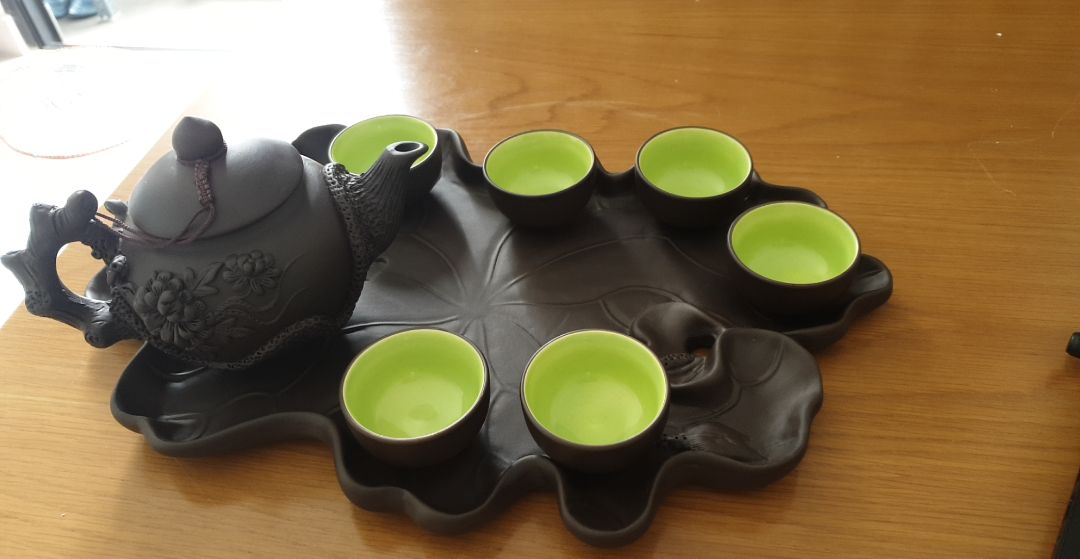 Shop đóng gói kỹ, chèn lót chắc chắn. Bộ bình trà hoa văn và nước men tuy còn 1 vài chỗ chưa chỉnh chu, nhưng chấp nhận được. Gốm giữ nhiệt nên trà uống khá ngon.