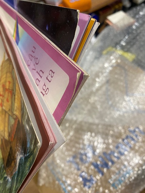 Vẫn gửi sách cũ cho khách mà k kiểm tra