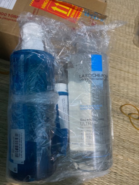 Mình có đặt 2 sp của shop gồm sữa rửa mặt và nước tẩy trang trị giá 780k có quà tặng của hãng kèm theo gồm 2 tuýp sữa rửa mặt và 1 chai nước tẩy trang nhỏ nhưng khi nhận đc sp thì như hình. Đã thế đóng gói sp thì quá sơ sài. Không biết do vô tình hay cố ý mà shop đã bớt quà tặng đi. Không những vậy nhìn hàng k đc chất lượng khi đóng gói đây là sự thiếu tôn trọng người mua. Quá thất vọng