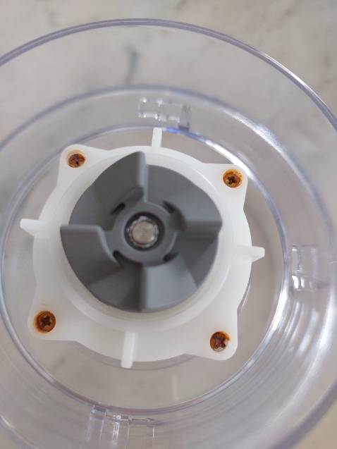 Cuối tuần rồi mới có dịp dùng tới máy xay thịt. Rửa sạch, để ráo nước, hôm sau thấy  ốc dưới cối xay đã rỉ sét.  Chất lượng LocknLock?? Yêu cầu Tiki đổi trả.