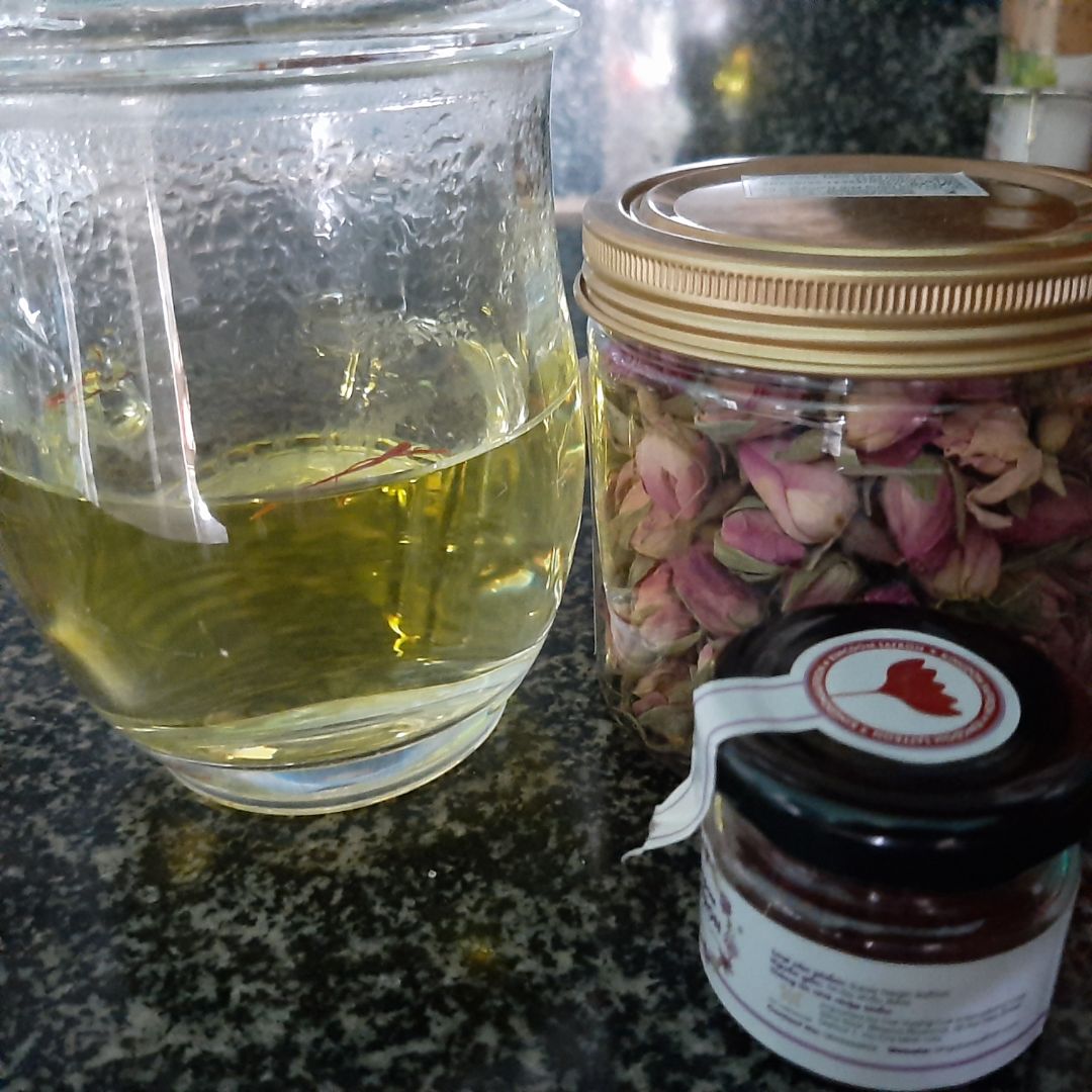 Sản phẩm đúng như mô tả, đóng gói cẩn thận. Quan trọng nhụy và nụ hoa hồng cũng đều và không bị vụn. Cảm ơn shop.