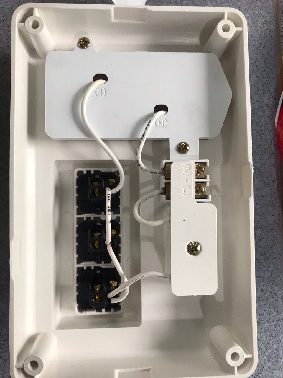 Phía sau thấy ghi (L) mà lại nối vào cầu chì? Dây nóng vào cầu chì chứ?