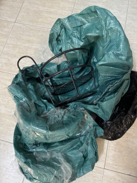 Sai và thiếu hàng. Trả tiền mua 3 cái màu trắng mà giao 2 cái màu đen. *** hay gì. Trả hàng hoàn tiền