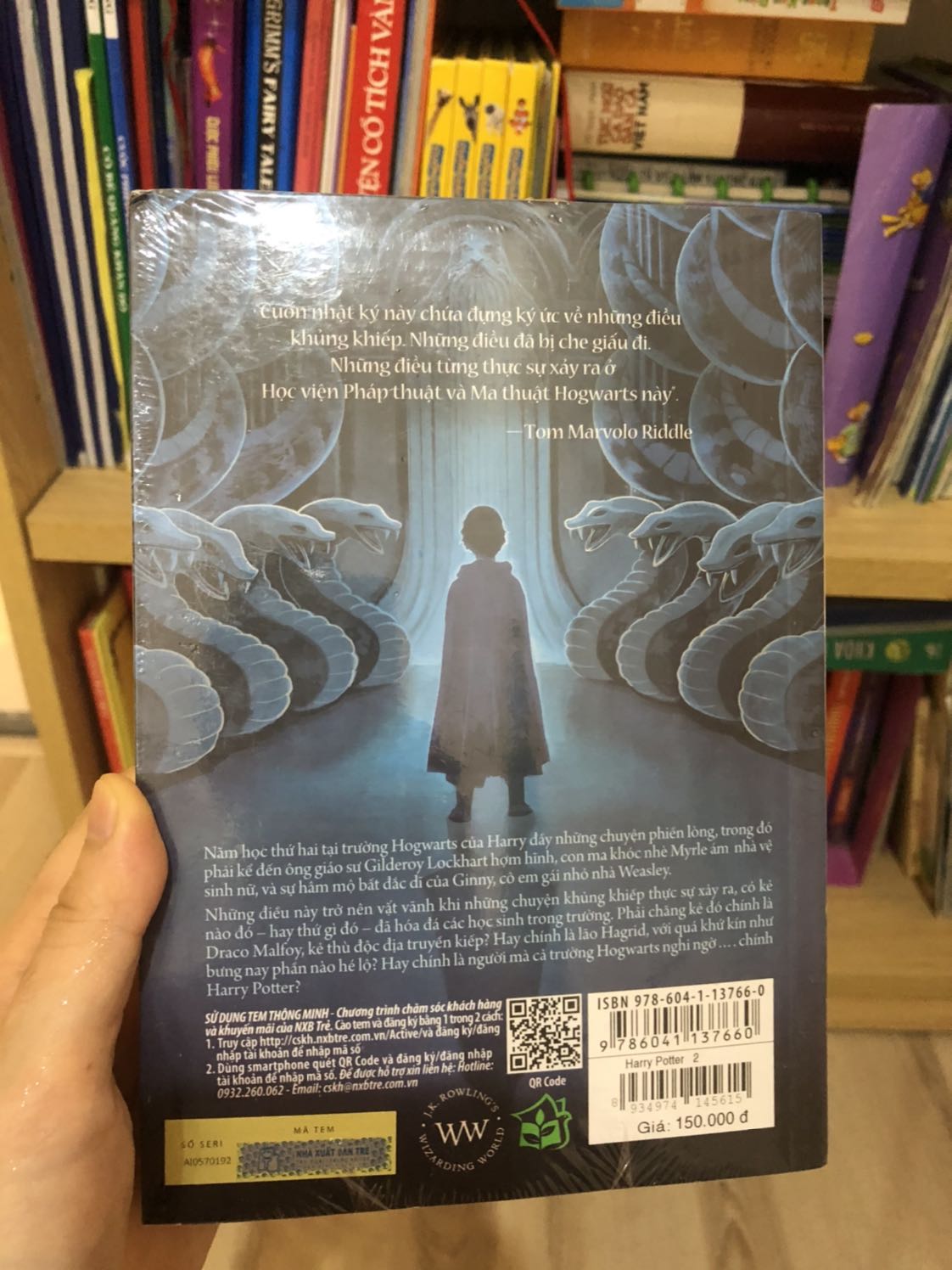 Giá: thời điểm mình mua giá là 348k+35k phí ship. 
Về nội dung: siêu hay, nên có trong tủ sách gia đình (bố mẹ con cái đọc đc tuốt). 
giao hàng: khá nhanh. 
Đóng gói: theo phong cách hơi bị lãng phí đặc trưng của tiki
Chất lượng sản phẩm: sách chuẩn có tem của nxb, giấy in theo kiểu thân thiện môi trường rất thích, chữ to dễ đọc.
Điểm không hài lòng: 4 quyển thì có 2 quyền không bọc kín, hơi bẩn và quăn góc nhưng không đến nỗi lắm nên không yêu cầu đổi trả do vấn đề này.