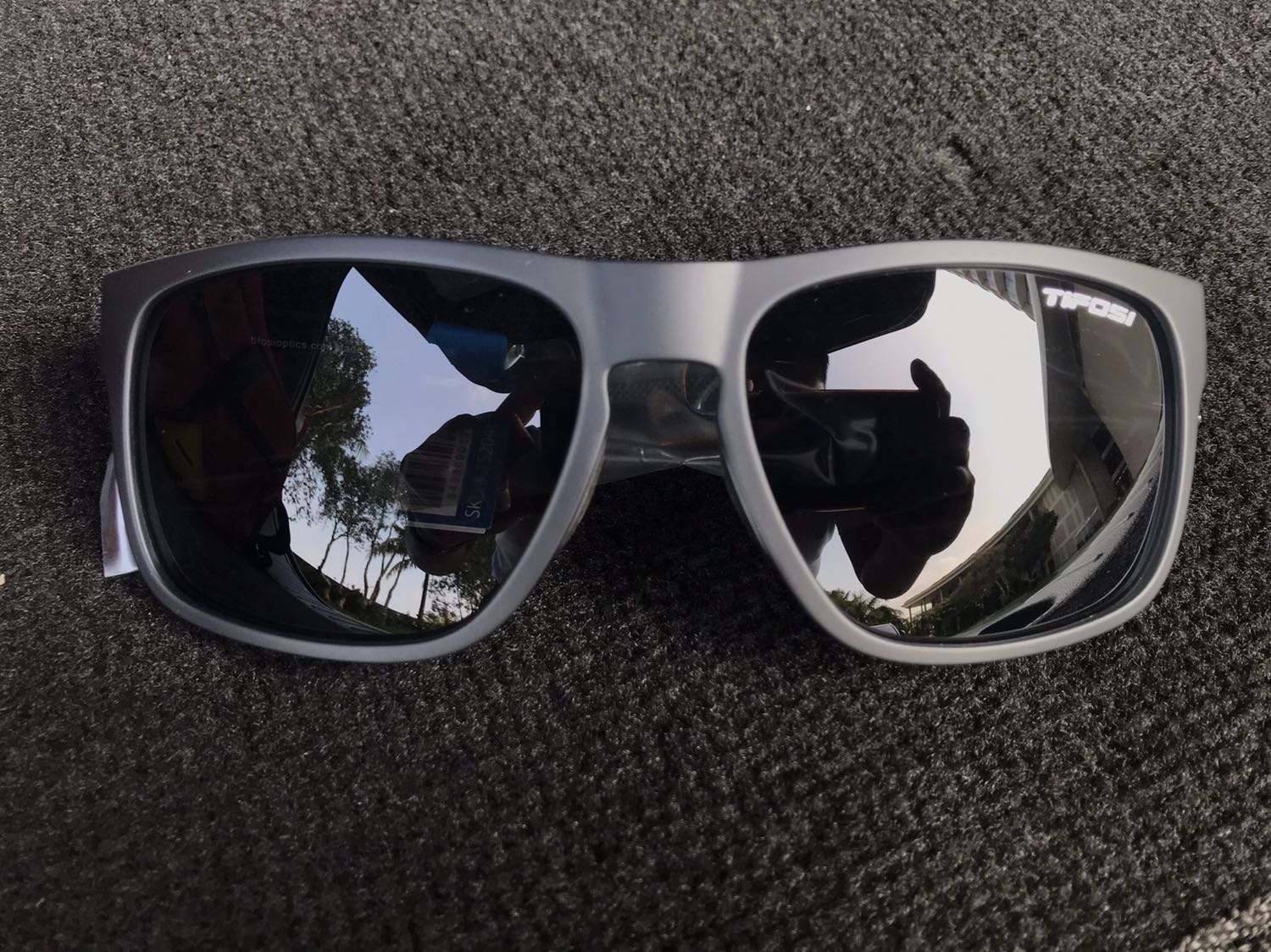 Nhẹ, không quá lỏng lẻo. Chất lượng trong tầm giá