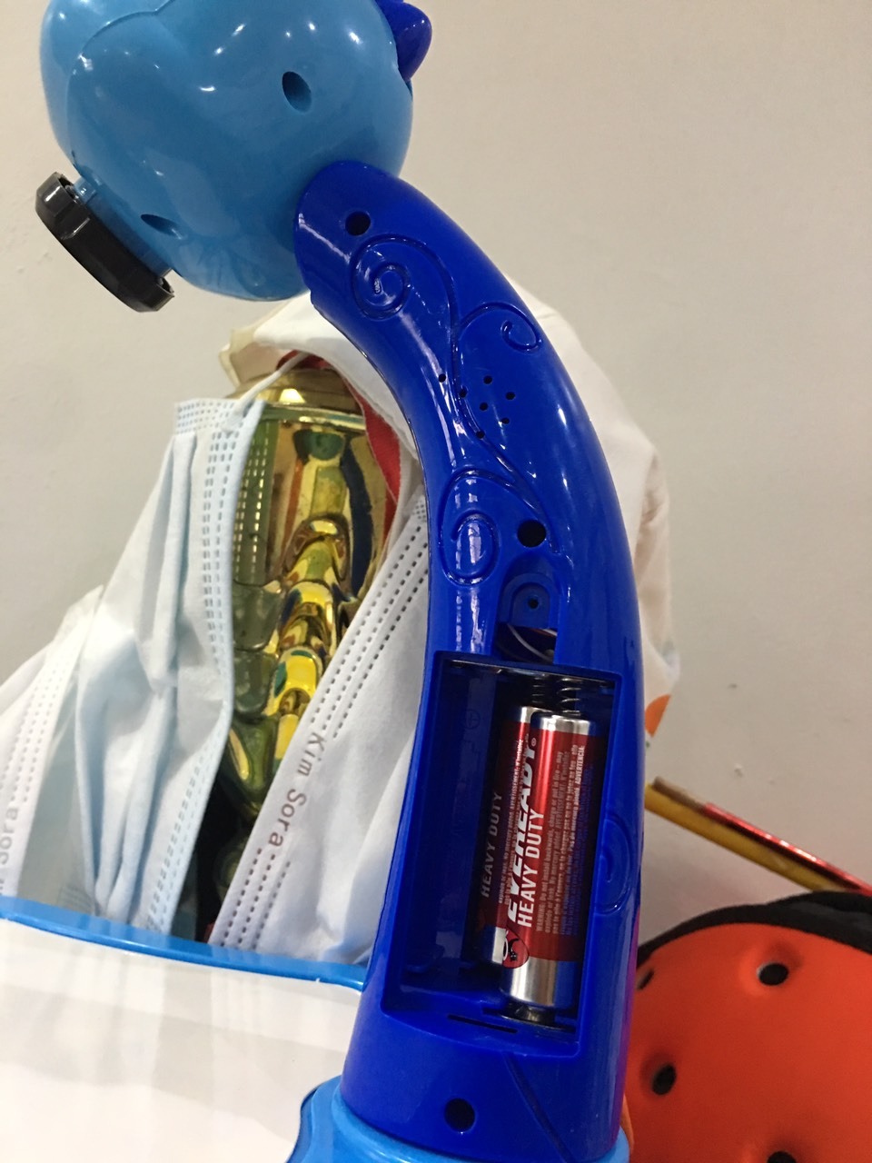 Vì sao lại giao hàng lỗi cho tôi, phần lắp Pin bị lỗi, thiếu mất 1 râu nguồn nên không lắp Pin vào chạy được. Có cách gì sửa được không, vì con tôi đã tháo thiết bị ra xem rồi