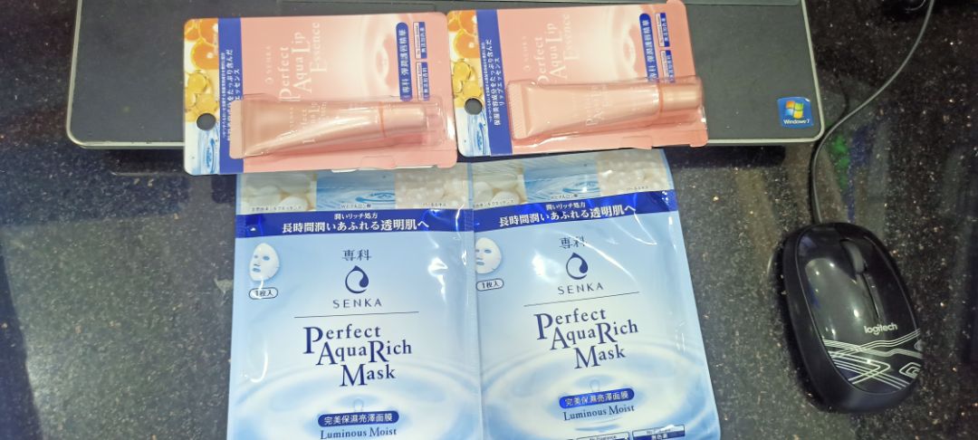 Cảm ơn shop giao hàng nhanh , Son dưỡng môi rất tốt, thật sự rất hài lòng về shop , son đúng hàng chính hãng, dưỡng môi tốt thoa lên môi một chút xíu mà môi mềm mịn rất thoải mái sẽ tiếp tục ủng hộ các sản phẩm của shop