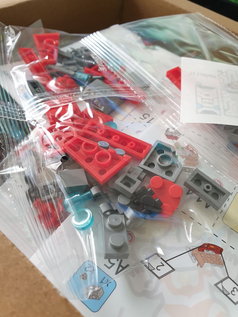 hàng nguyên vẹn. nhựa nhìn bóng đẹp. bé mình rất thích