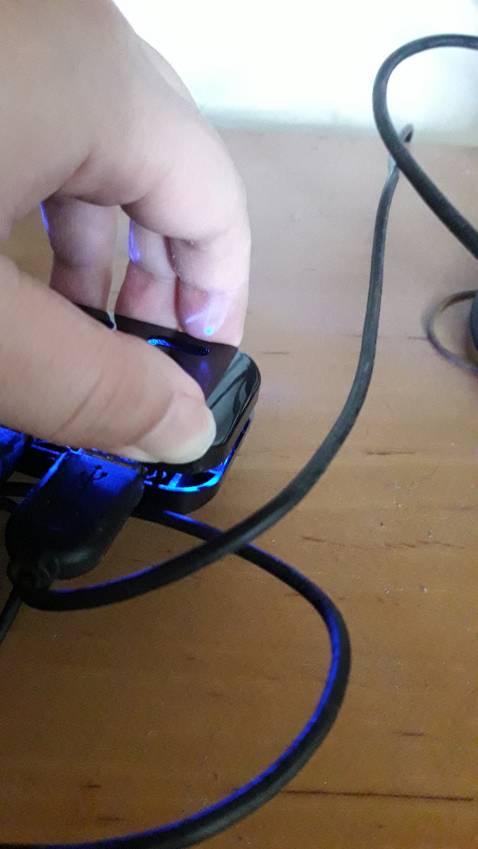 Mới mua về còn chưa xài bao lâu nữa mà cái vỏ đã tách ra rồi. Mình xem kỹ thì thấy rằng 2 lớp vỏ của cái này (ở khúc không có dây ấy)  không có gì để gắn lại với nhau cả. Hàng này chất lượng tệ quá.